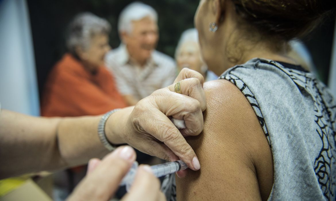 Vacinação contra COVID-19 para idosos de 72 e 73 anos começou hoje (18) Quinta