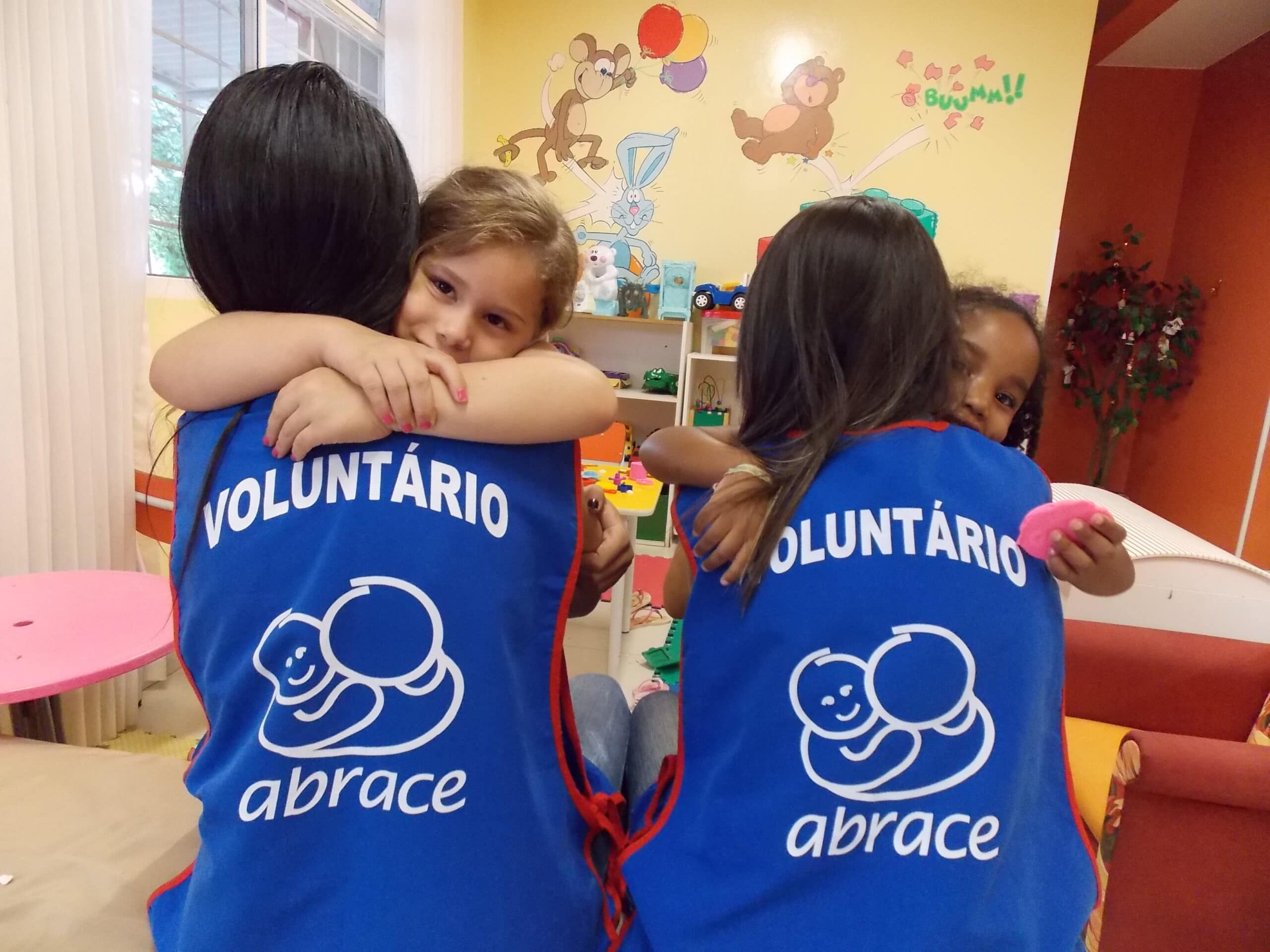Crianças com câncer acompanhadas pelas Abrace ganham atendimento pedagógico de professores e alunos da Estácio Brasília