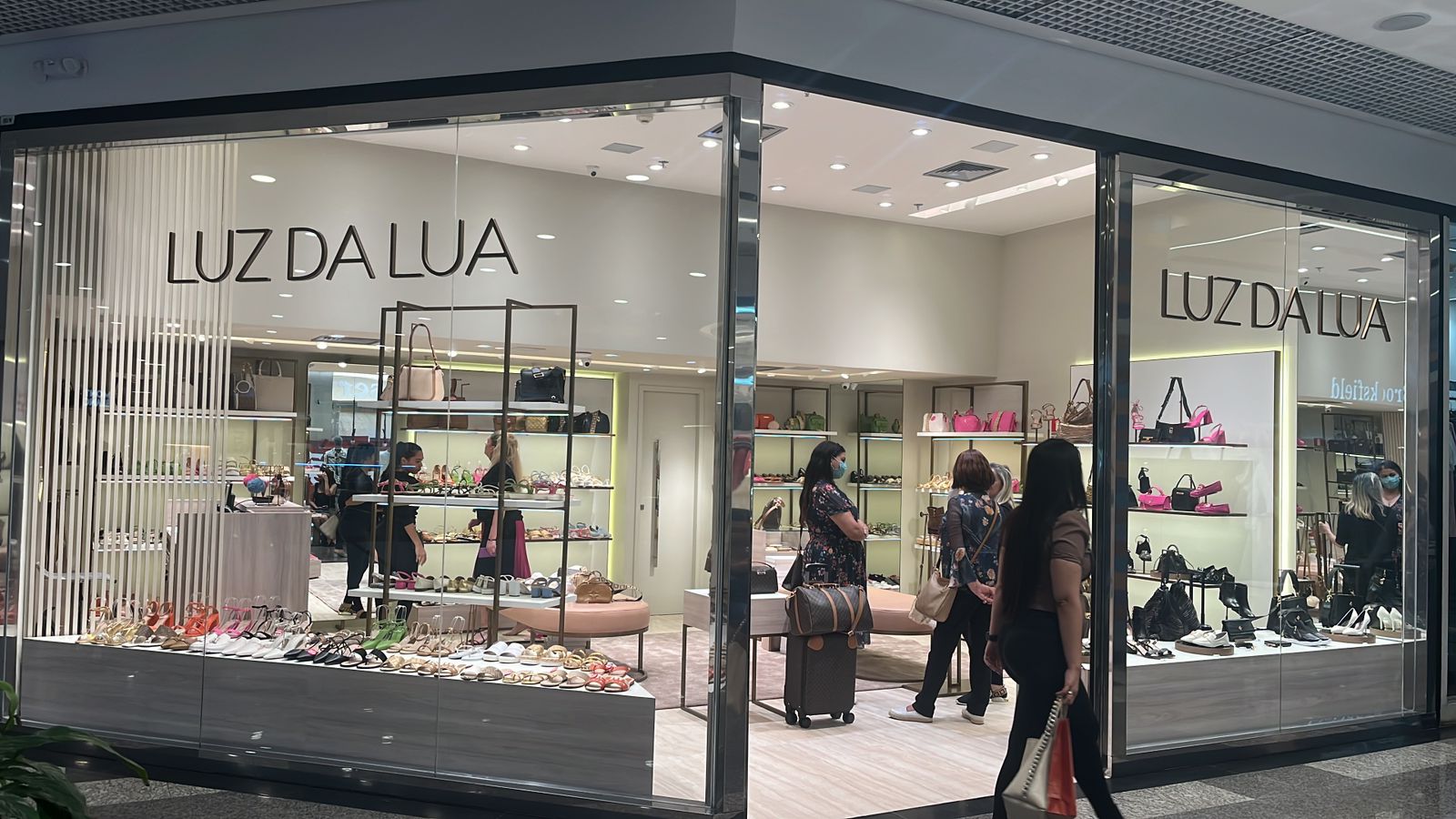 Luz da Lua reinaugura loja no Brasília Shopping com lançamento exclusivo da coleção outono inverno de bolsas e calçados