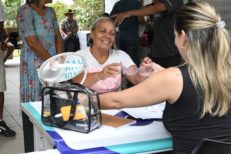Emoção marca entrega de óculos a 157 idosos em Planaltina Emoção marca entrega de óculos a 157 idosos em Planaltina