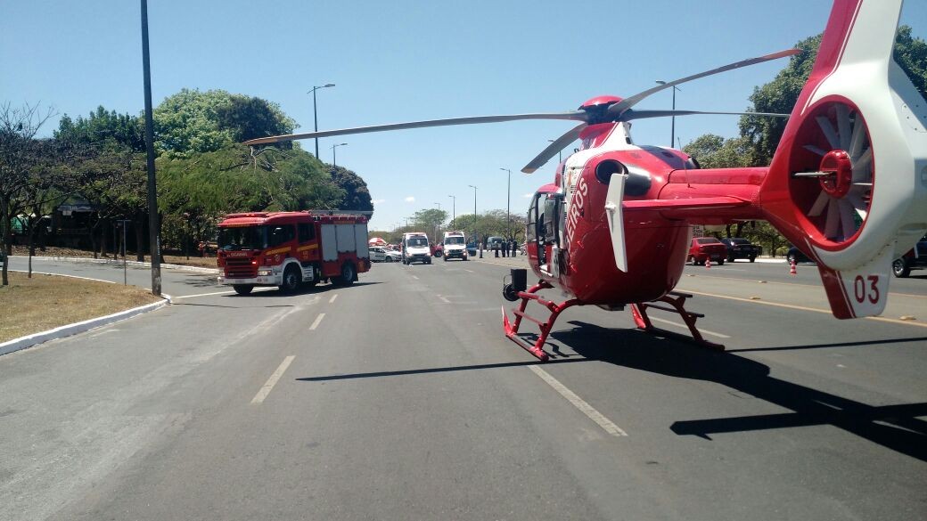 Trânsito é interrompido no Eixão Sul após taxista sofrer parada cardiorrespiratória Trânsito é interrompido no Eixão Sul após taxista sofrer parada cardiorrespiratória