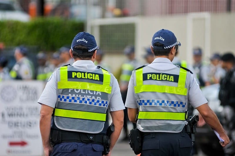 Um homem foi morto após desentendimento sobre tráfico de drogas no Gama, e o suspeito fugiu. Um homem foi morto após desentendimento sobre tráfico de drogas no Gama, e o suspeito fugiu.
