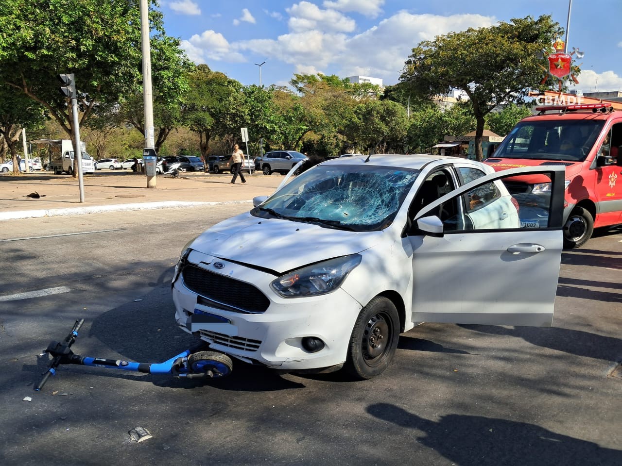 Adolescentes são atropelados em patinete elétrico no DF; regra do serviço proíbe uso por menores Adolescentes são atropelados em patinete elétrico no DF; regra do serviço proíbe uso por menores