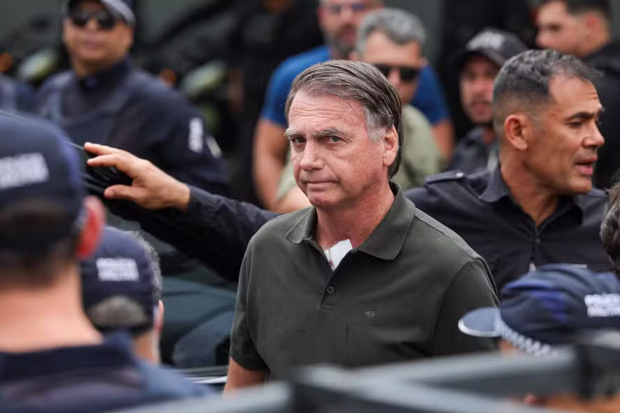 Moraes vê erros em escolta de Bolsonaro ao hospital e cobra ‘padronização’ nos trajetos