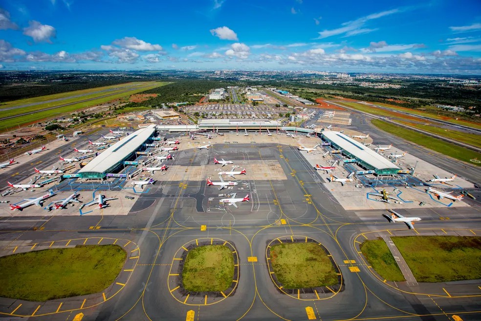 Evento da FAB causa congestionamento e atraso de passageiros no Aeroporto de Brasília Evento da FAB causa congestionamento e atraso de passageiros no Aeroporto de Brasília