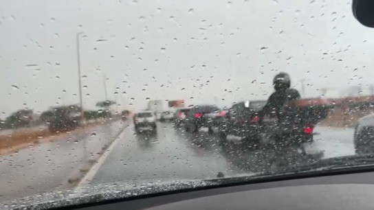 Moradores comemoram chuva breve em vários pontos do DF nesta quinta; veja imagens