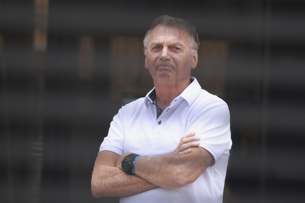 Grupos pró e contra Bolsonaro batem boca em frente ao condomínio do ex-presidente no DF Grupos pró e contra Bolsonaro batem boca em frente ao condomínio do ex-presidente no DF