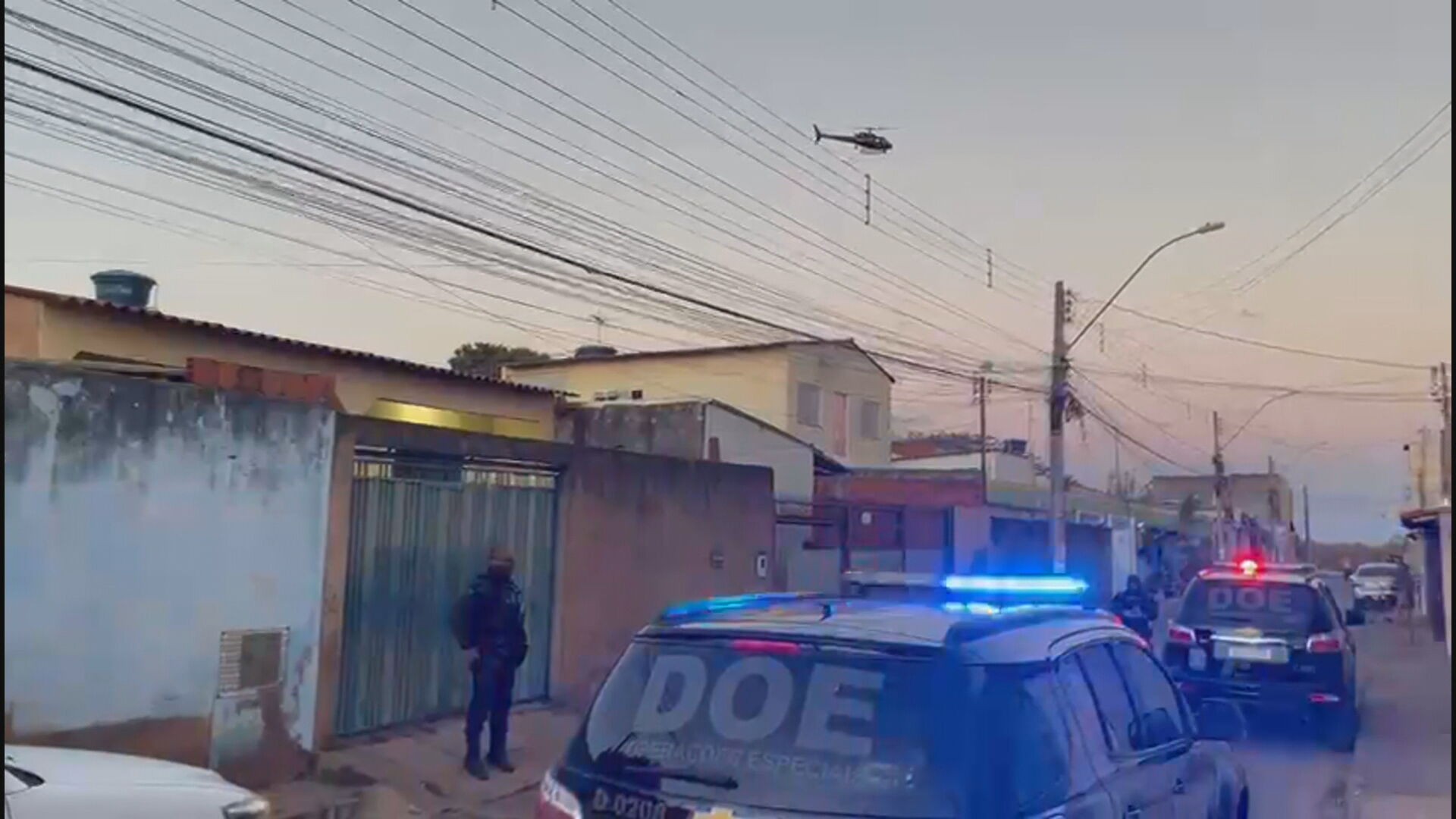 Polícia prende suspeitos de roubo de celulares em grandes eventos no DF Polícia prende suspeitos de roubo de celulares em grandes eventos no DF
