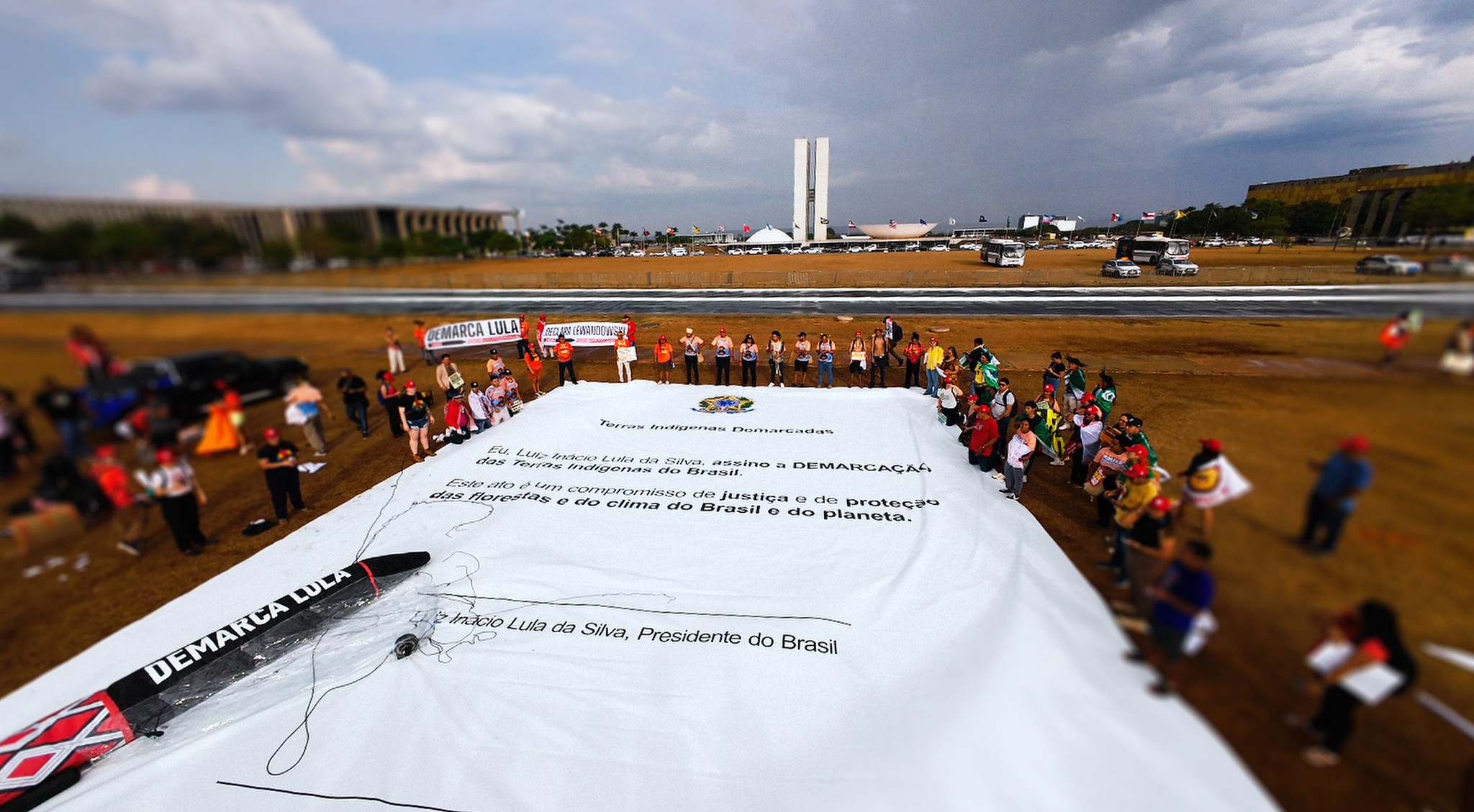 Indígenas levam decreto gigante e ‘canetão inflável’ a Brasília para pedir que Lula demarque terras até a COP30 Indígenas levam decreto gigante e ‘canetão inflável’ a Brasília para pedir que Lula demarque terras até a COP30