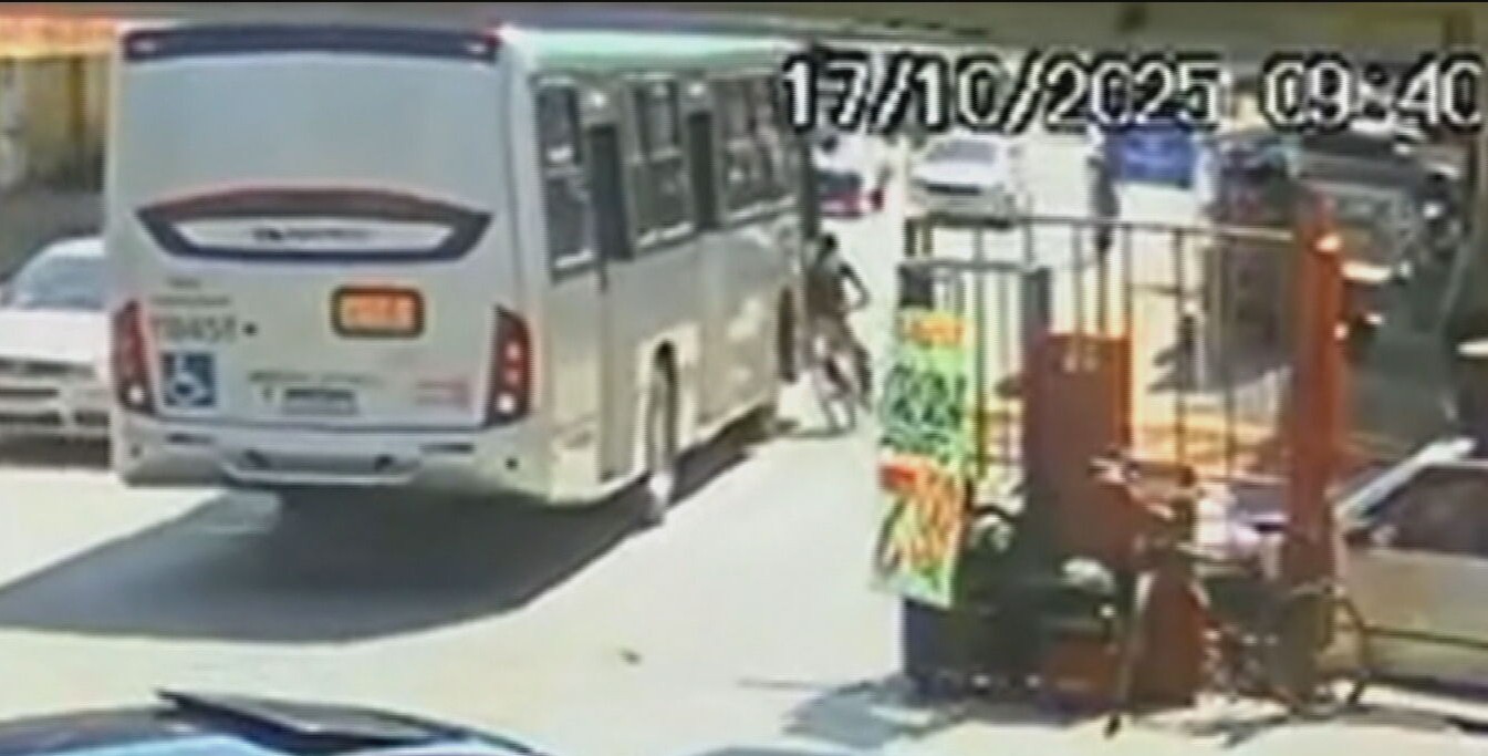 Homem é atropelado por ônibus no DF e tem braço fraturado; motorista não prestou socorro Homem é atropelado por ônibus no DF e tem braço fraturado; motorista não prestou socorro
