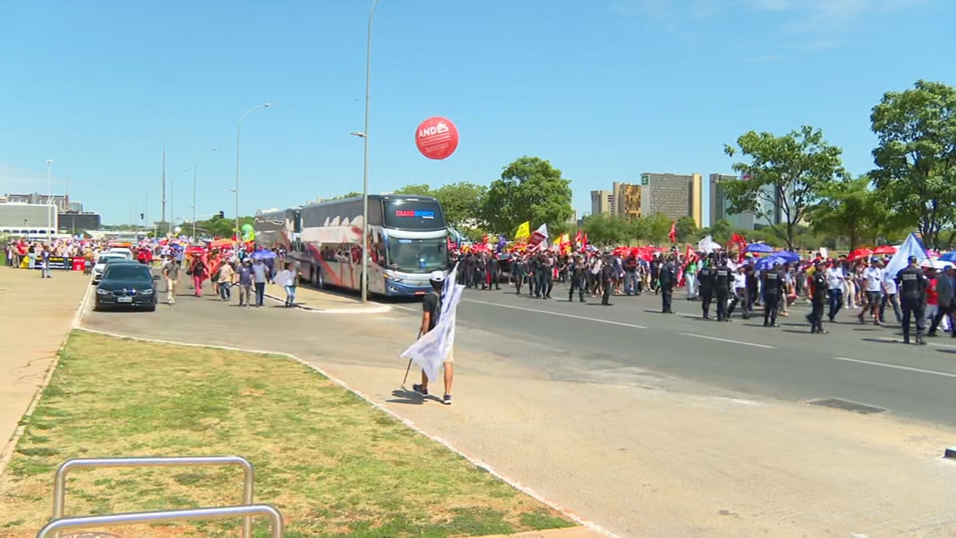 Servidores marcham contra a reforma administrativa na Esplanada dos Ministérios, em Brasília; entenda Servidores marcham contra a reforma administrativa na Esplanada dos Ministérios, em Brasília; entenda