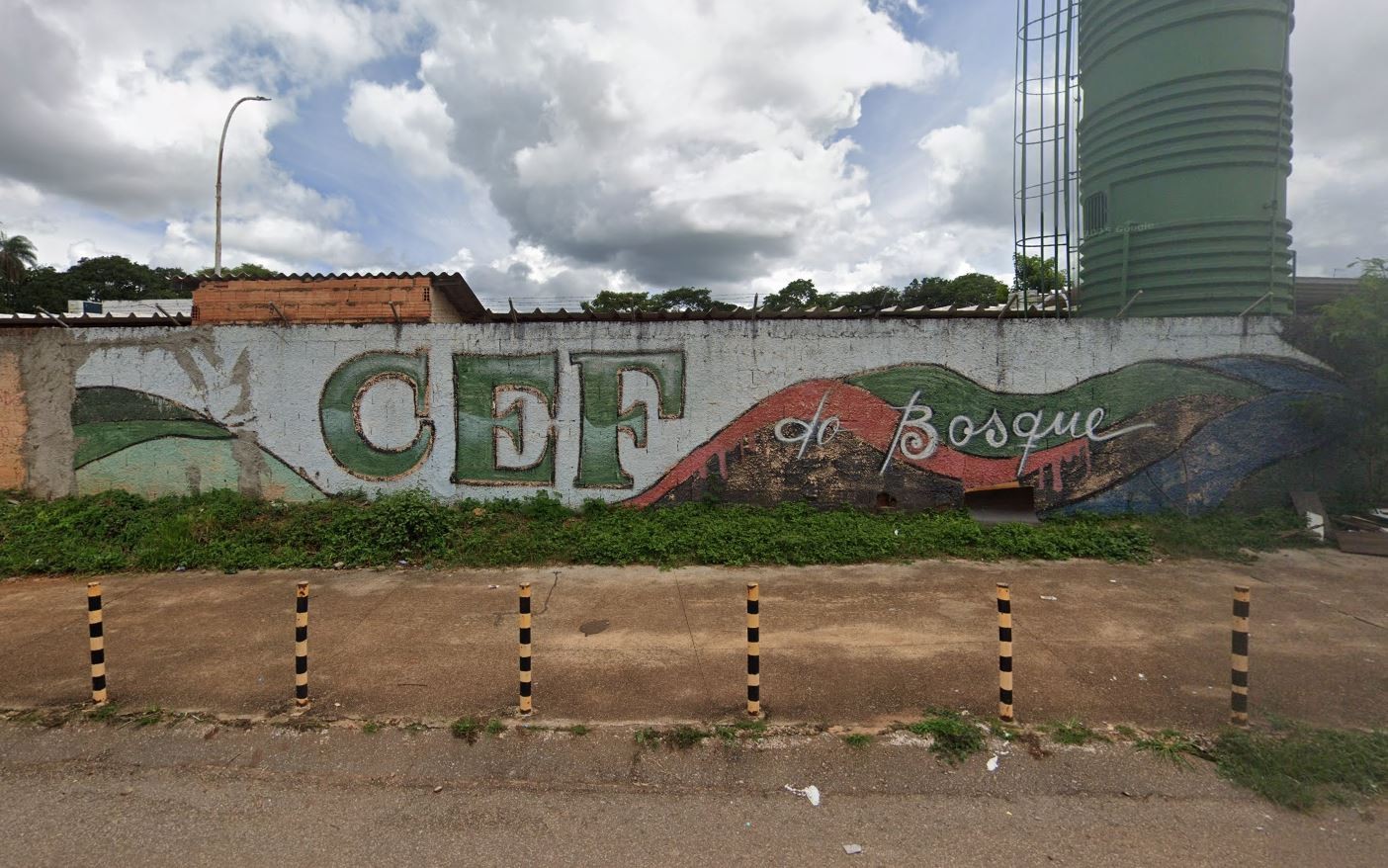 Vigilante de escola do DF dispara gás de pimenta em alunas para interromper briga Vigilante de escola do DF dispara gás de pimenta em alunas para interromper briga