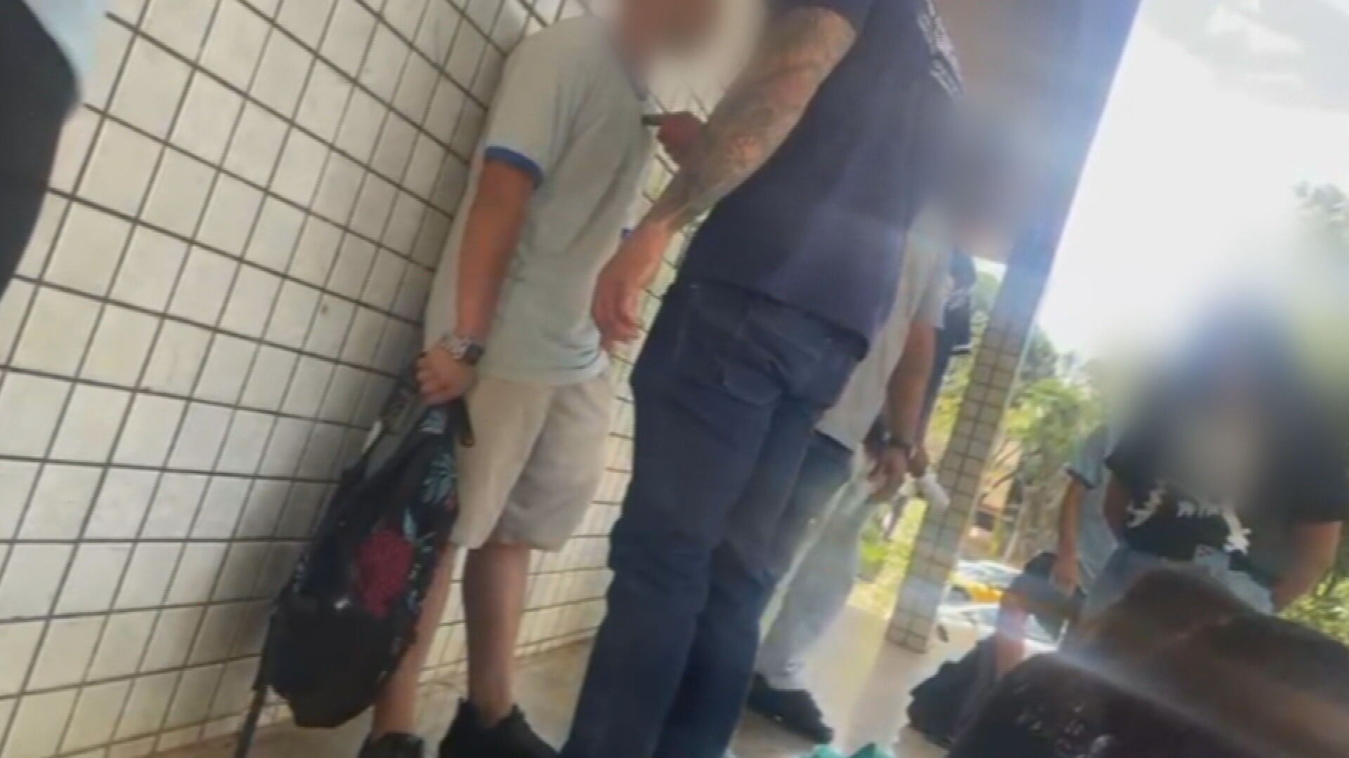Confusão por celular que sumiu em escola envolve pais e termina com ameaças e jovem agredido no DF Confusão por celular que sumiu em escola envolve pais e termina com ameaças e jovem agredido no DF