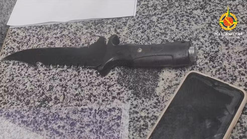 Homem esfaqueia mulher, a acompanha até o hospital e alega que ela caiu em garrafa quebrada Homem esfaqueia mulher, a acompanha até o hospital e alega que ela caiu em garrafa quebrada