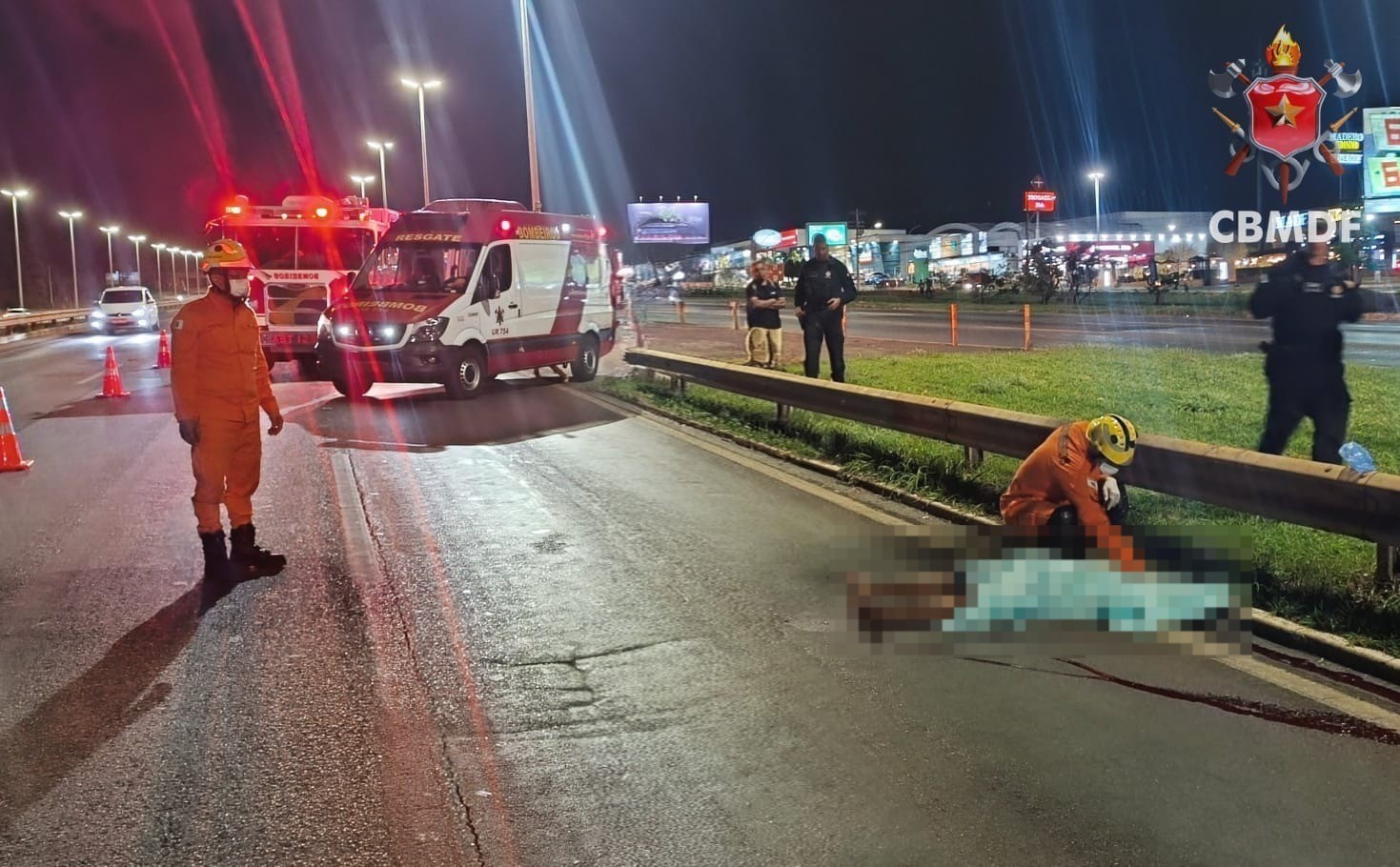 Jovem morre ao tentar atravessar pista no DF Jovem morre ao tentar atravessar pista no DF