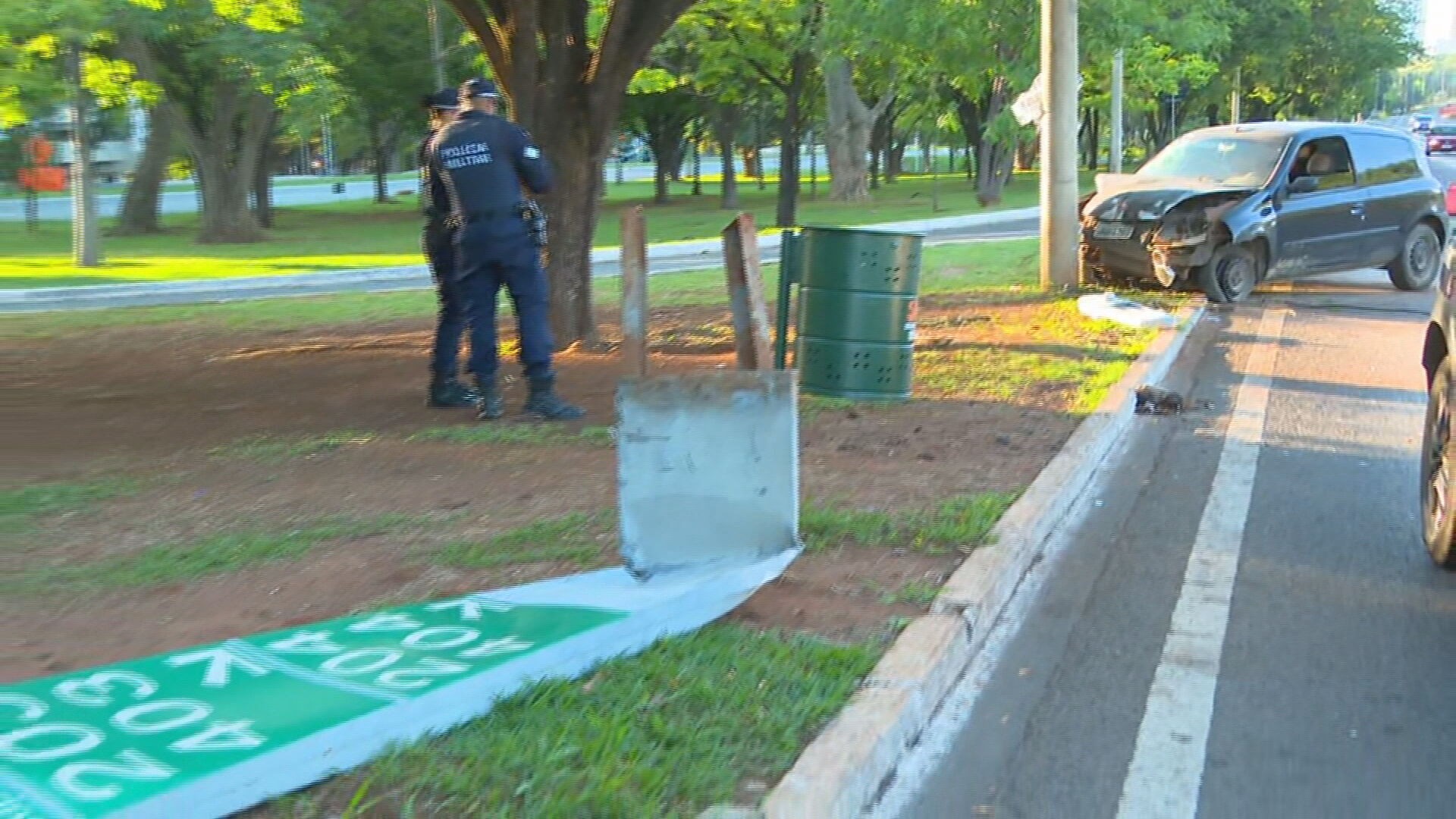 Motorista embriagado bate em poste na avenida Eixão Norte, em Brasília Motorista embriagado bate em poste na avenida Eixão Norte, em Brasília