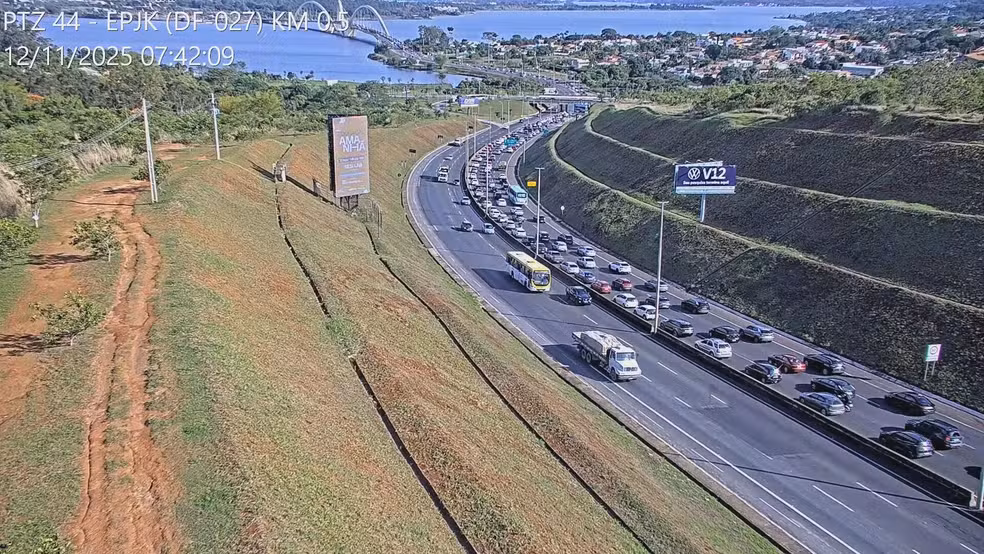 Homem é atropelado próximo à Ponte JK em Brasília e trânsito fica congestionado